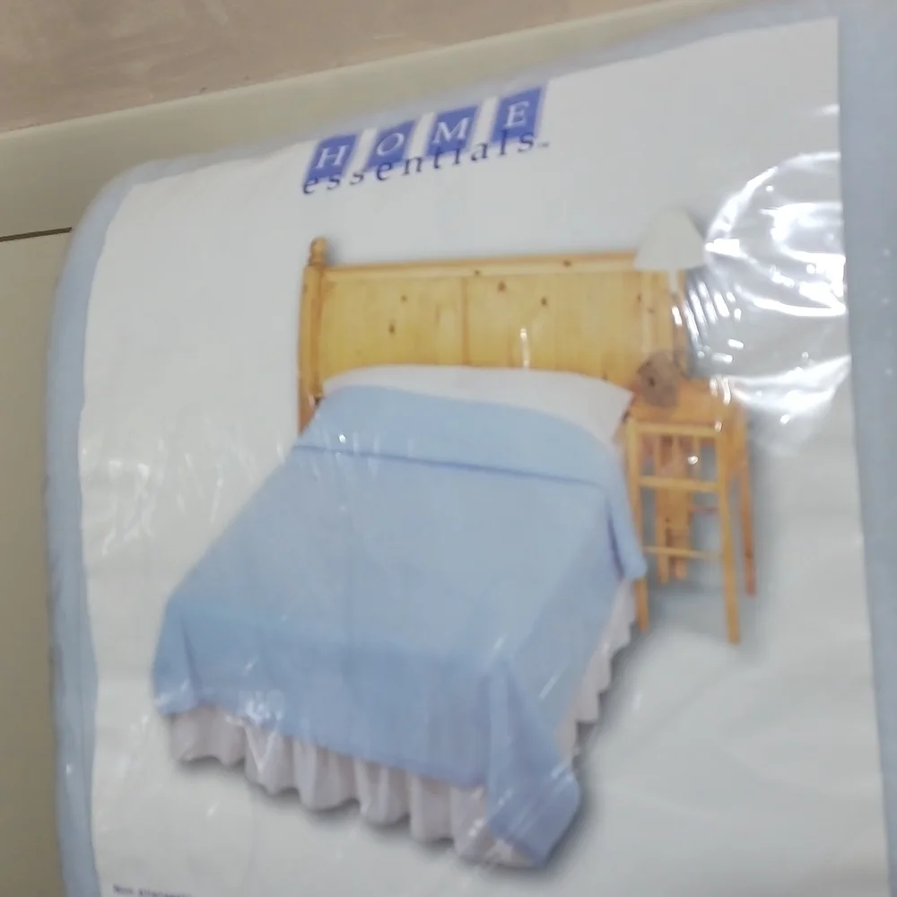 HOME ESSENTIALS SOLID COLOR BLAKET LIGHT BLUE FITS KING OR QUEEN SIZE BED